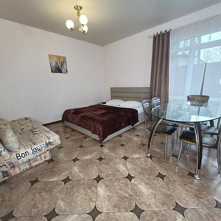 Комната с двухспальной кроватью возле м Осокорки Киев Экстерьер фото